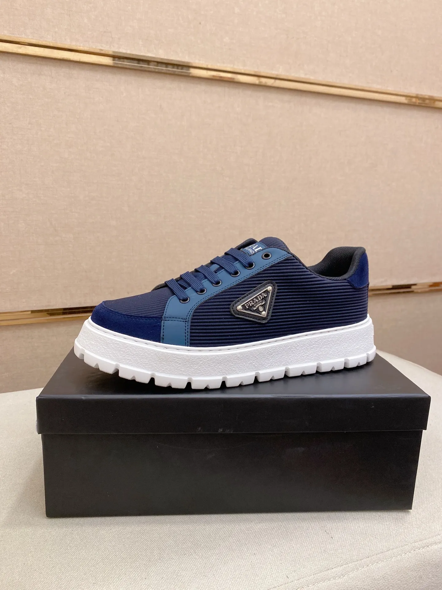 Men's men's shoes💰: 440💰[Prada～Prada] Trendy new styles are on the market. Same style as the official website. Counter quality. Original version. [Strong] [Strong] Imported selected first-layer cowhide. Comfortable and breathable sheepskin lining, fine workmanship, upper layer made of 100% pure cowhide, original last shape, comfortable on the feet, shoe sizes 38 to 44
